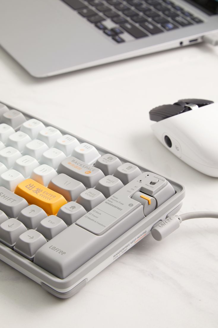 WANDERFREE The Travelers’ Bluetooth Mechanical Keyboard